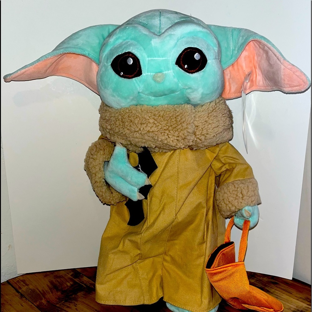 NWT DISNEY 2021 The Child Baby Yoda Mandalorian HALLOWEEN GREETER Star Wars 18”